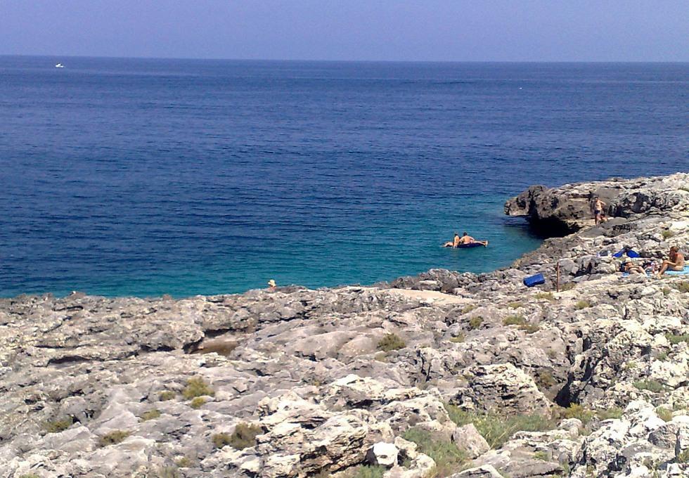 Accesso al mare roccioso 2 km